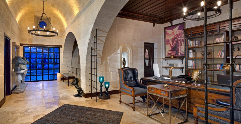 Posezení v ubytování Seraphim Cave Suites & SPA