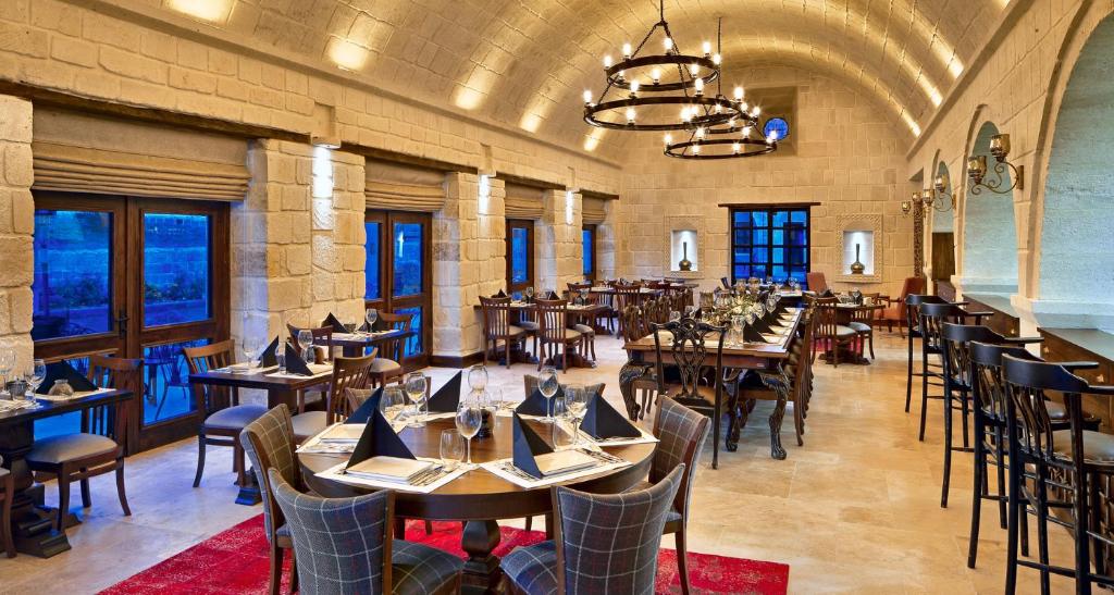 Restaurace v ubytování Seraphim Cave Suites & SPA