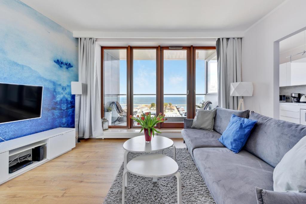 un soggiorno con divano e tavolo di Ocean Dream - Sea Towers a Gdynia