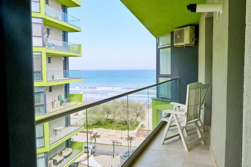 ママイアにあるCrazy Sea View 1BR Apartment Spa Pools Resortの海が見えるバルコニー