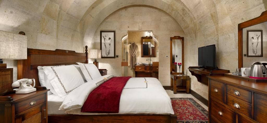 Postel nebo postele na pokoji v ubytování Seraphim Cave Suites & SPA