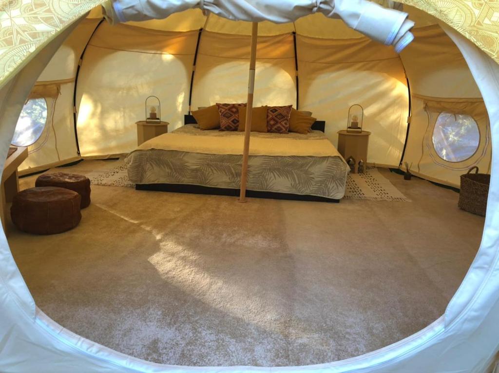 Postel nebo postele na pokoji v ubytování VinSan Glamping & Wellness Centre
