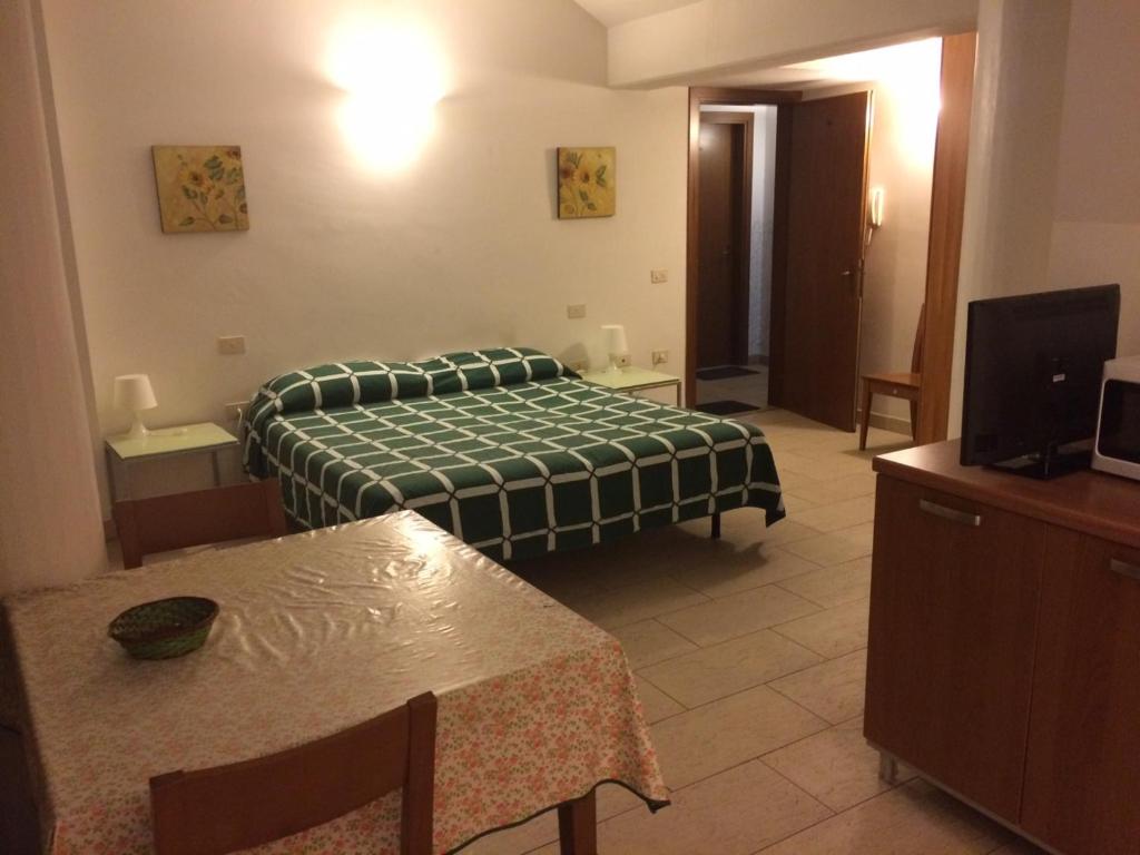 una camera d'albergo con letto e tavolo di Studio for two people a Firenze