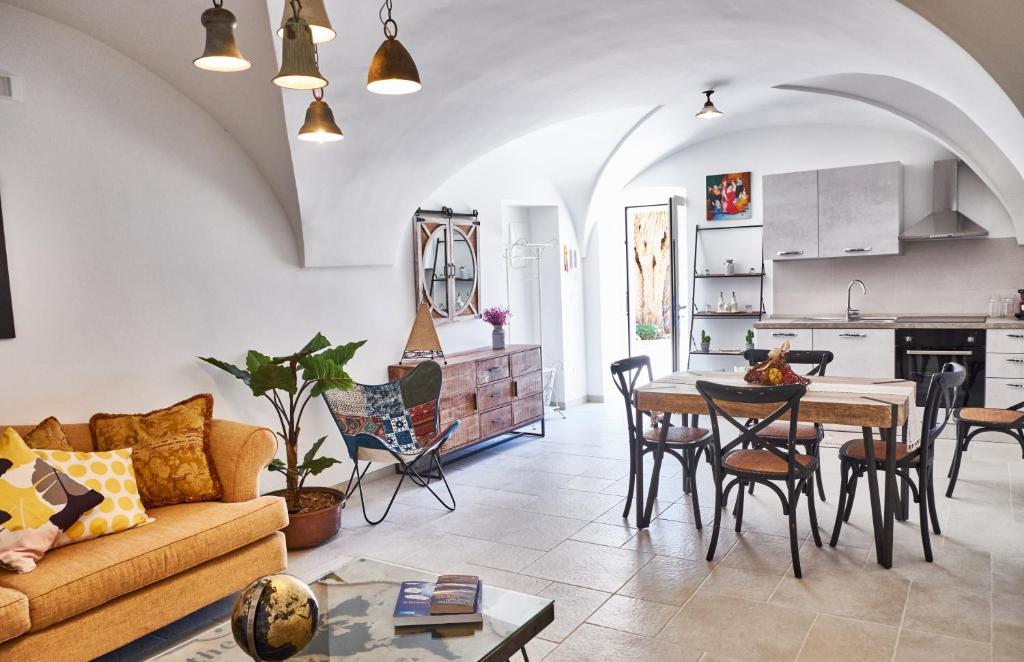 Equorum Prospectus 1 - OSTUNI CENTRO - Guest House - Housity