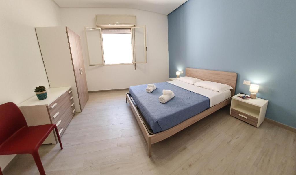 sypialnia z łóżkiem i dwoma ręcznikami na nim w obiekcie Casa Orfeo w mieście Marina di Ragusa