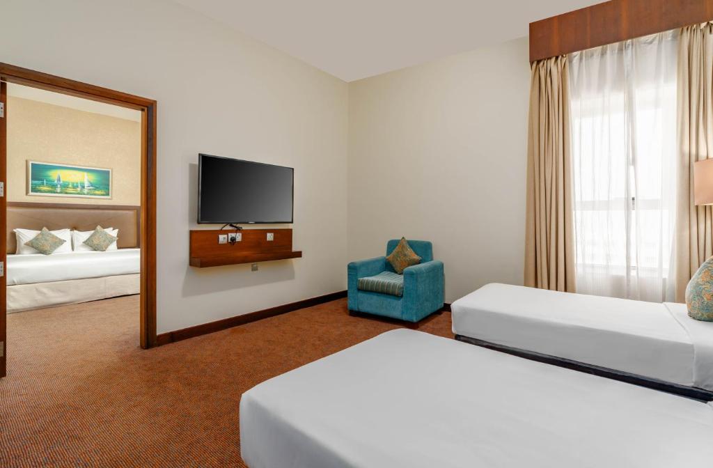 Postel nebo postele na pokoji v ubytování Ramada by Wyndham Dubai Deira