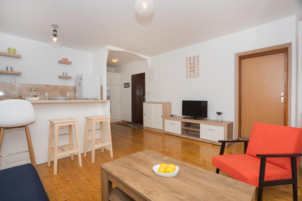 Televízia a/alebo spoločenská miestnosť v ubytovaní Downtown apartment Danica