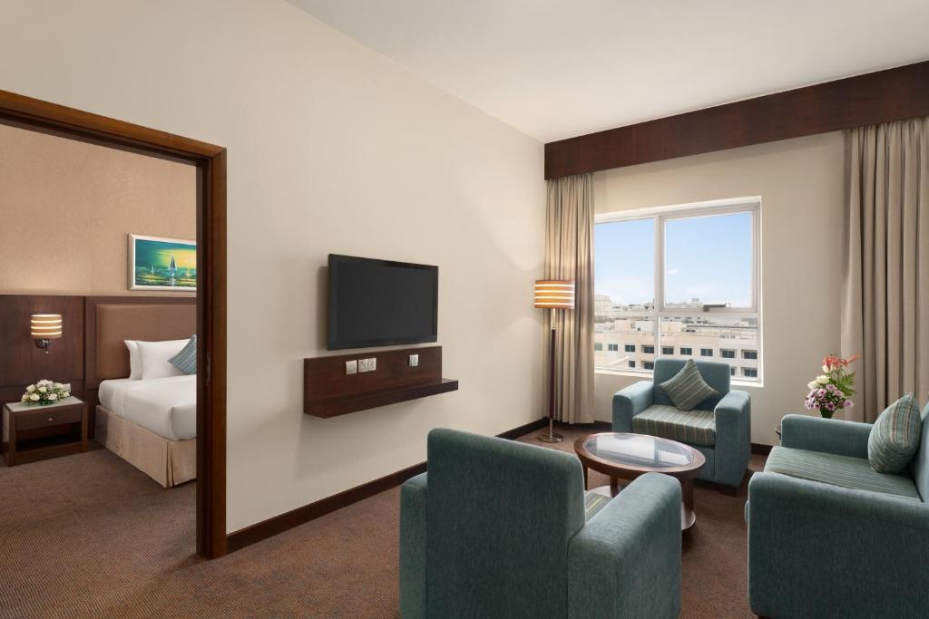TV a/nebo společenská místnost v ubytování Ramada by Wyndham Dubai Deira