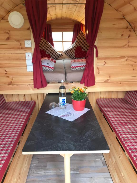 a table in the inside of a tiny house at Holz Fässla in Wolframs-Eschenbach
