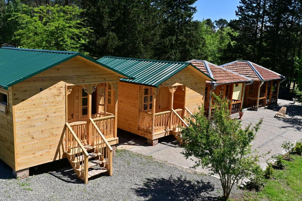 庫塔伊西的住宿－Eco Cottage，一排小木屋