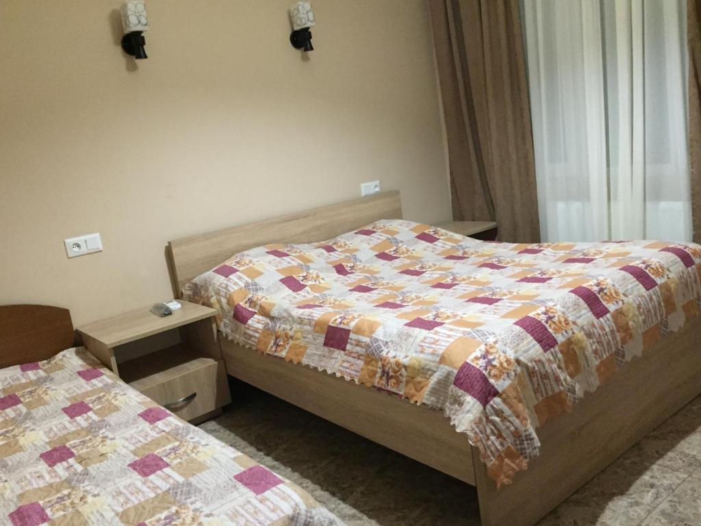 Postel nebo postele na pokoji v ubytování Guest House KOBULETI #788
