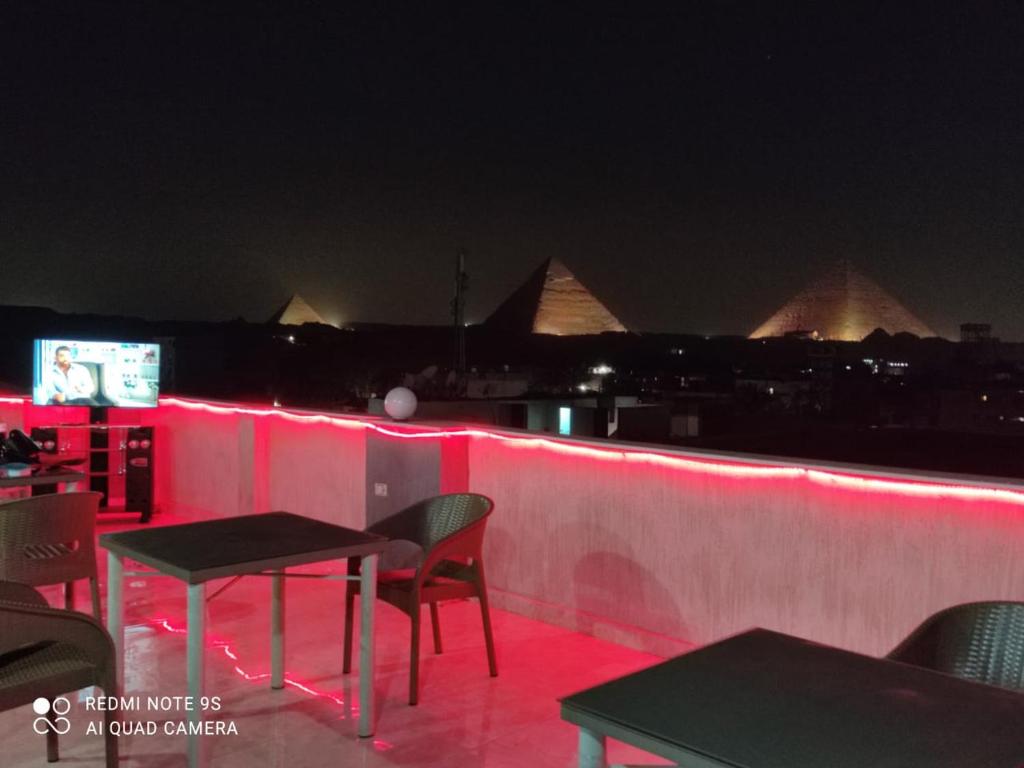 TV a/nebo společenská místnost v ubytování Khufu Pyramids Hotel