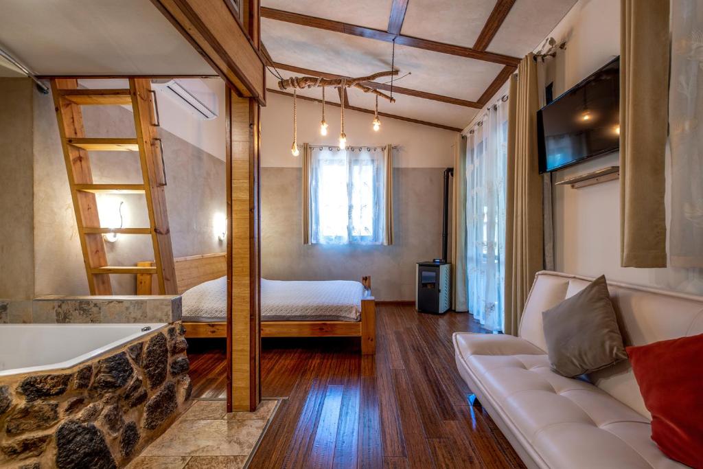 een slaapkamer met een bed en een bank in een kamer bij Paradise on the horizon in El-Rom