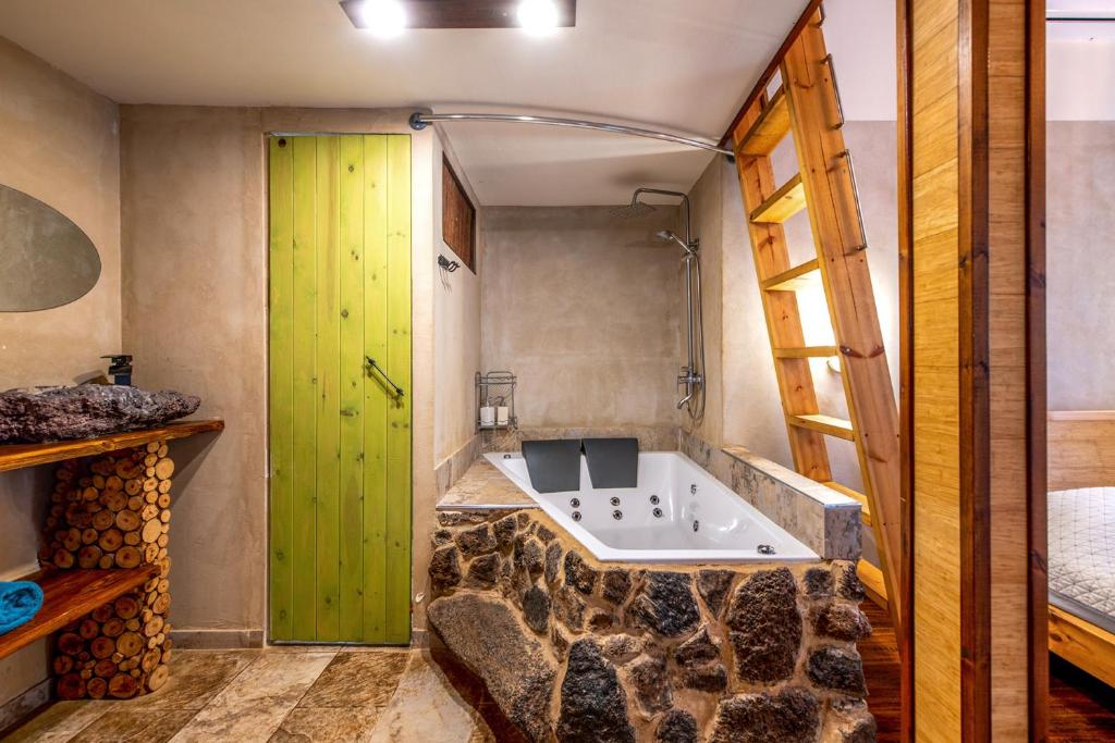 a bathroom with a bath tub in a room at Paradise on the horizon in El-Rom