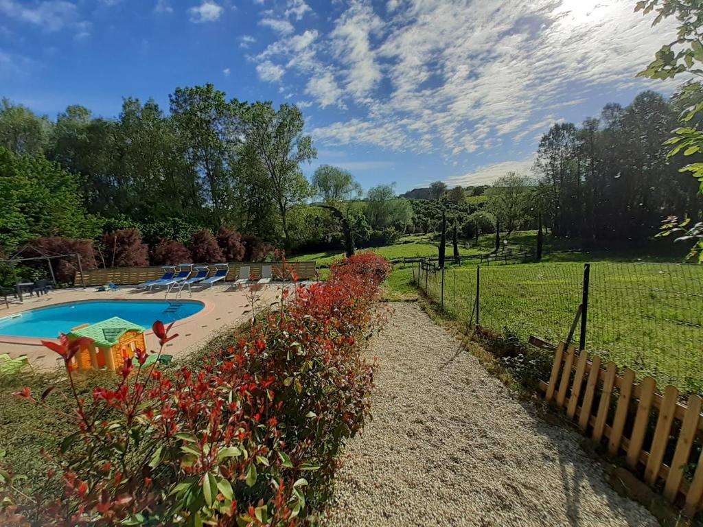 un jardin avec une piscine et une clôture dans l'établissement Casa Vacanze I Boidi, à Nizza Monferrato