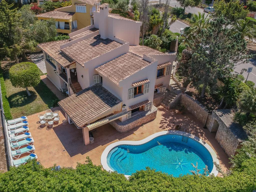 an aerial view of a house with a swimming pool at Sa casa des Padrino in Santa Ponsa