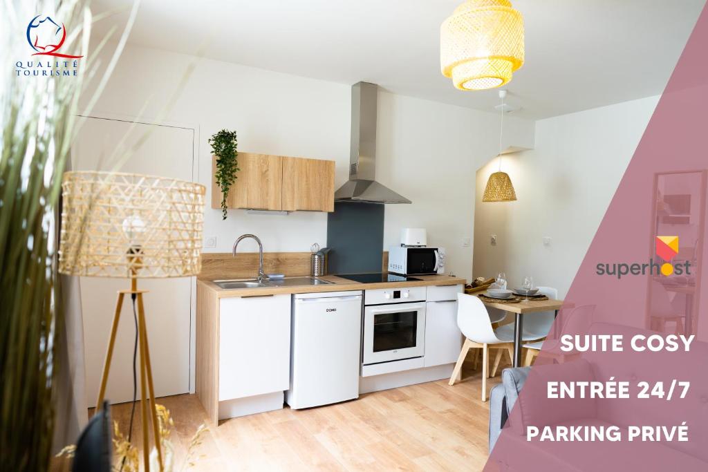 uma cozinha com um frigorífico branco e uma mesa em Appartement chaleureux proche gare em Saumur