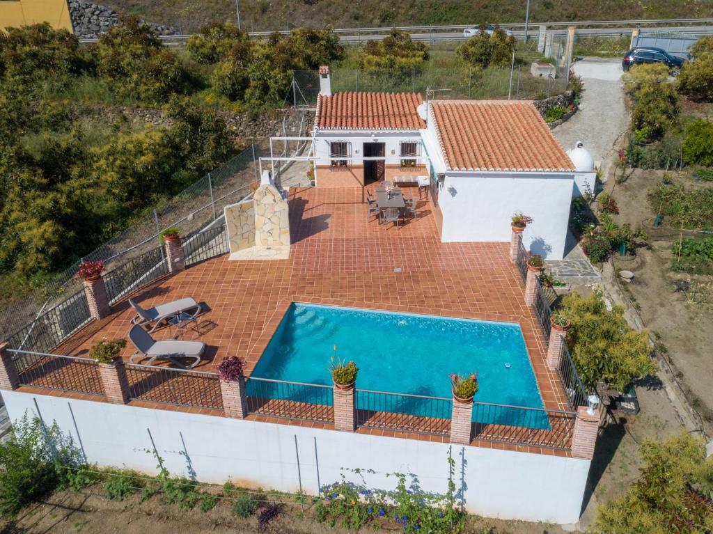 eine Luftansicht eines Hauses mit Pool in der Unterkunft Cortijo La Huerta in Torrox
