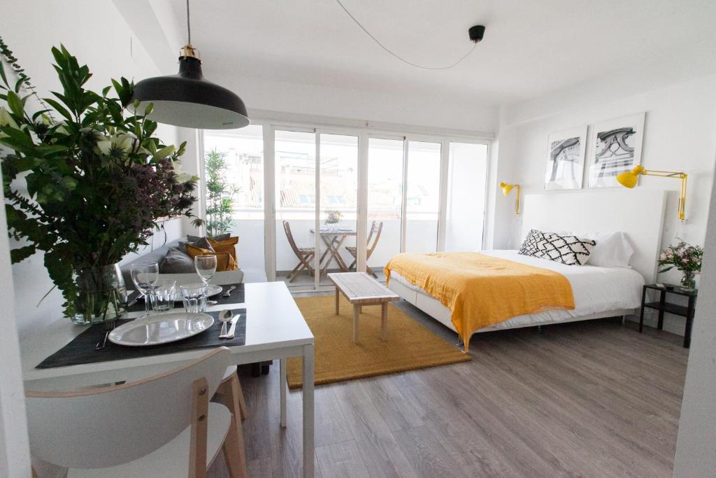 1 dormitorio con 1 cama y 1 mesa con lavamanos en GoToSeville Molviedro Suites, en Sevilla