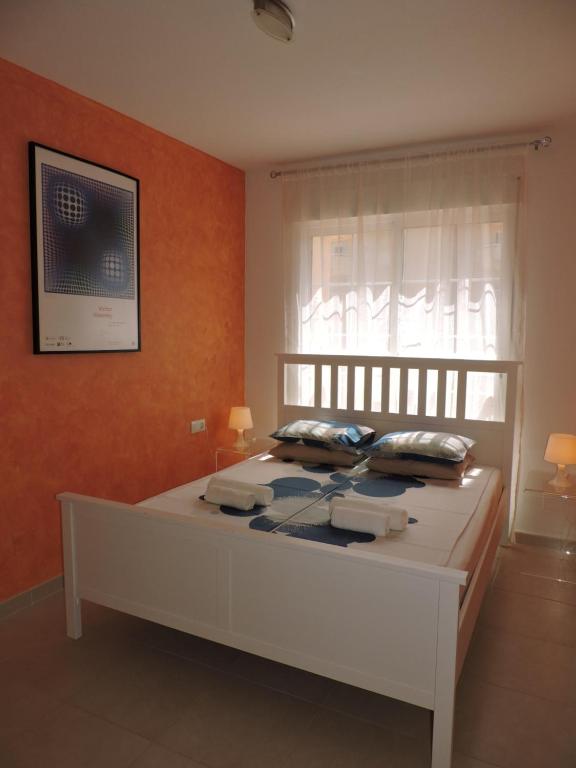 ラ・マンガ・デル・マール・メノールにあるLa Manga Apartments - Canales de Veneciolaの窓付きの客室の白いベッド1台