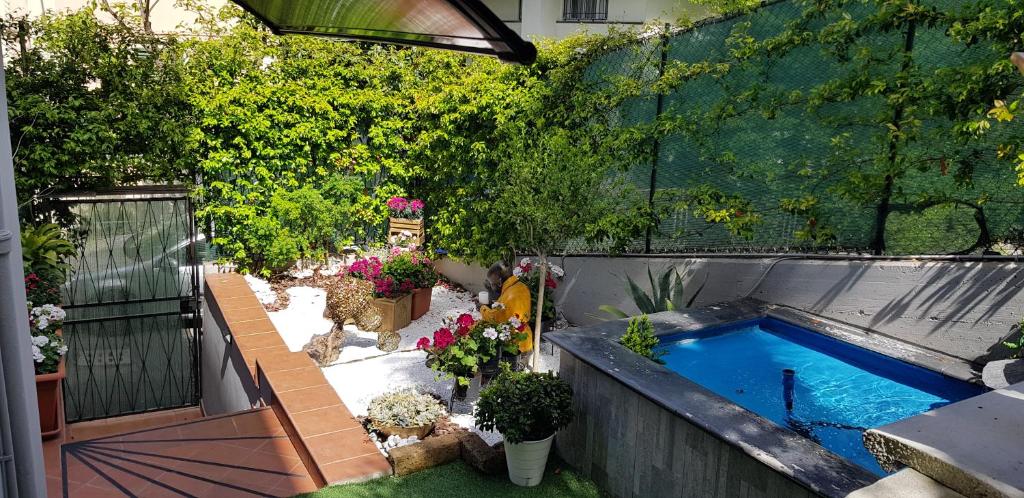 Basen w obiekcie B&B Villa Rivabella lub w pobliżu