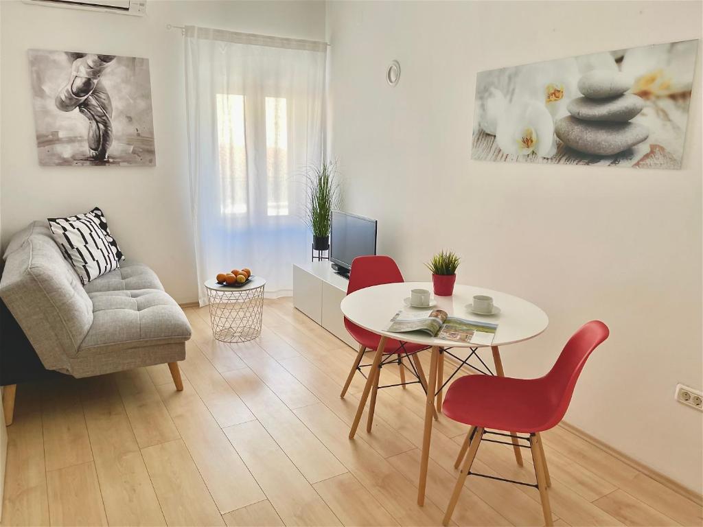 salon ze stołem, krzesłami i kanapą w obiekcie Apartments Antons w Puli