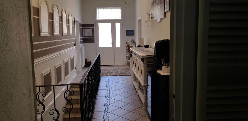 przedpokój z kuchnią i balkonem w obiekcie B&B Villa Rivabella w Bolonii