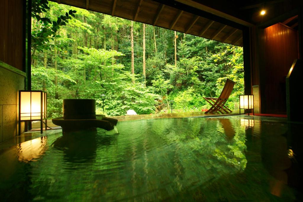 Piscina a Sakahijiri gyokushoen o a prop