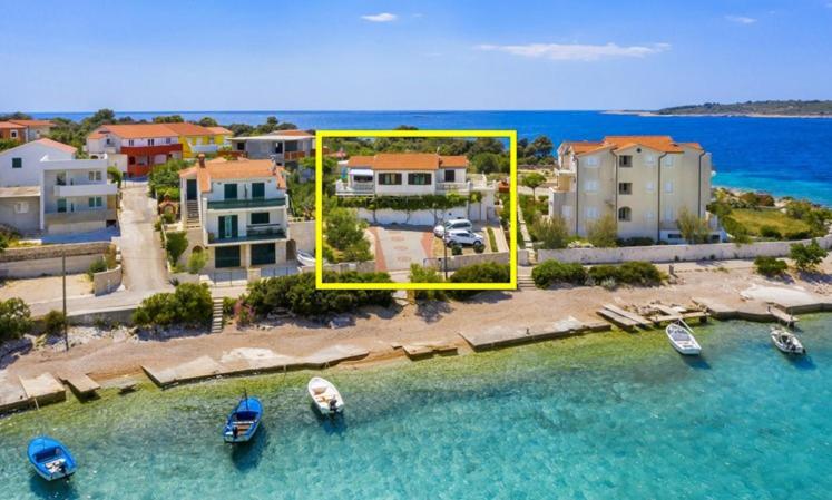 une vue aérienne sur une maison avec des bateaux dans l'eau dans l'établissement Villa Ivan, à Rogoznica