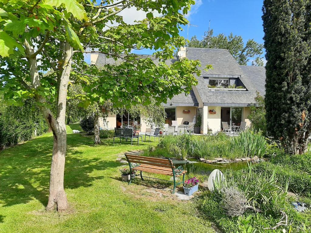 um banco no quintal de uma casa em A L'Ombre du Mont St Michel em Huisnes-sur-Mer