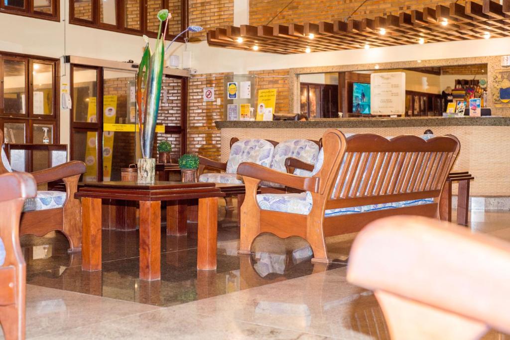 Uma área de estar em Pizzato Praia Hotel