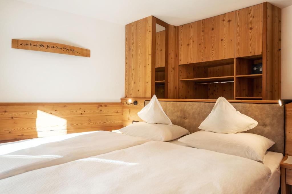 Postel nebo postele na pokoji v ubytování Garni Hotel Geier