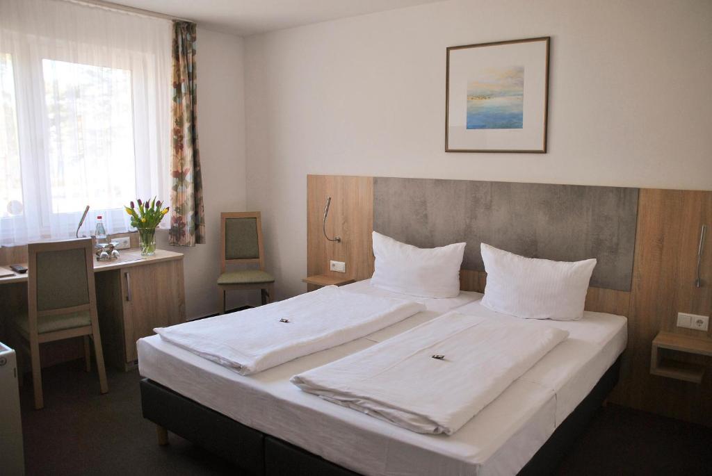 Postel nebo postele na pokoji v ubytování Hotel Garni Meeresblick
