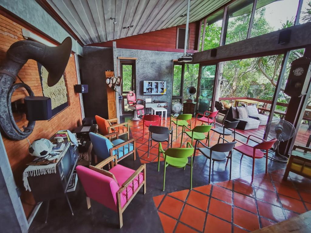 ムアクレクにあるCamp NYS Campsiteのリビングルーム(カラフルな椅子、テーブル付)