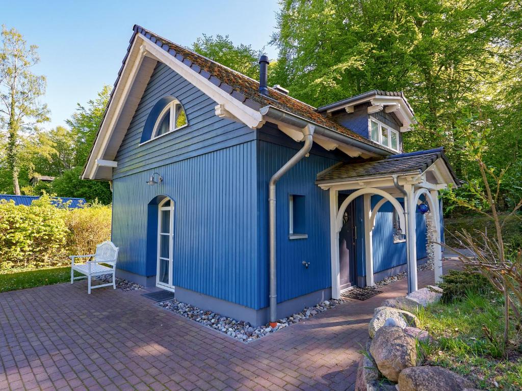 オストゼーバート・ゼリンにあるBlaues Strandhaus Sellinの青い小さな家 ウィズ ア パビリオン