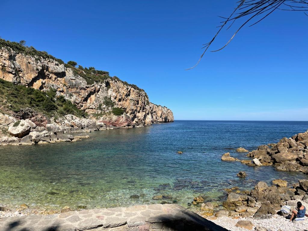 a view of the ocean from a rocky beach at Deliziosa Villa a 500 metri dal mare con Piscina in Terrasini