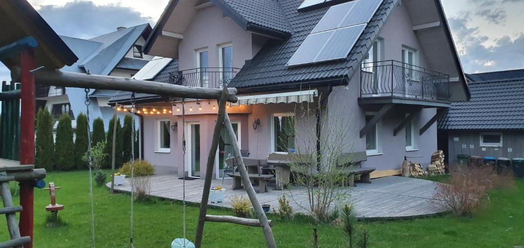 una casa con un solárium a un lado en Agroturystyka na Słonecznej Orawie u Dzikich en Jabłonka