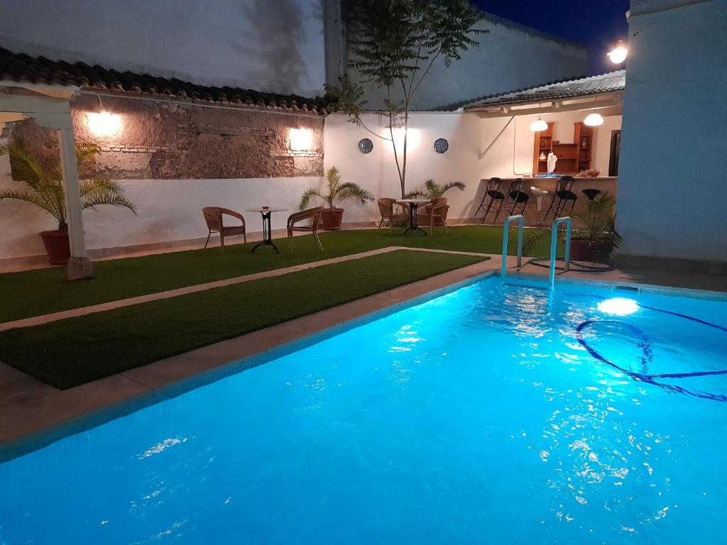 una gran piscina en el patio trasero por la noche en LA CASA DE JULIA en Almagro