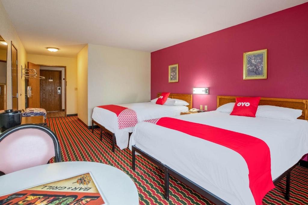 OYO Hotel Chesaning Route 52 & Hwy 57 - Queen Room With Two Queen Beds - Disability Access