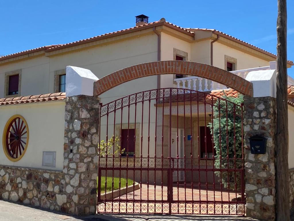 una puerta delante de una casa en Casa Pedraza CON PISCINA PRIVADA en Machacón