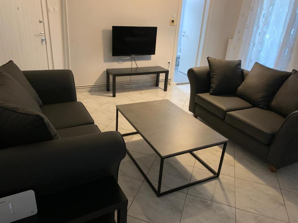 un soggiorno con 2 divani e una TV di Apartment 30m from the sea a Salonicco