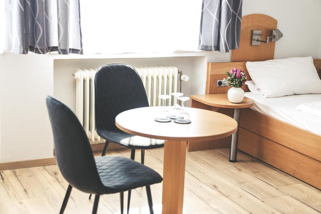Postel nebo postele na pokoji v ubytování Hotel & Gasthof Wagner