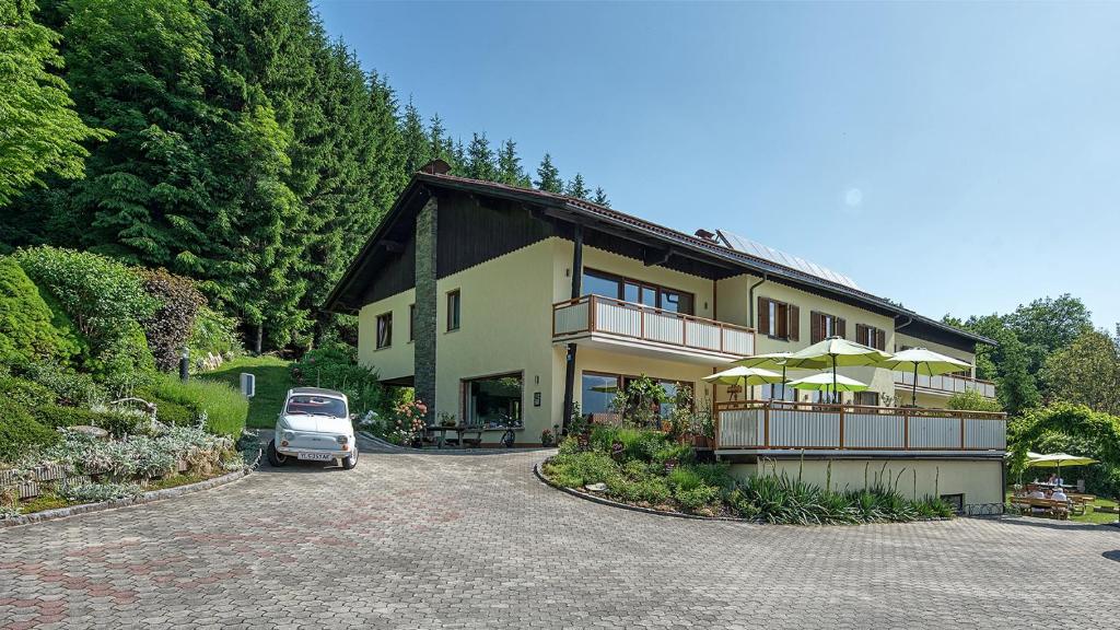 a house with a car parked in front of it at Theresienhof in Petschnitzen