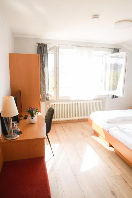 Postel nebo postele na pokoji v ubytování Hotel & Gasthof Wagner