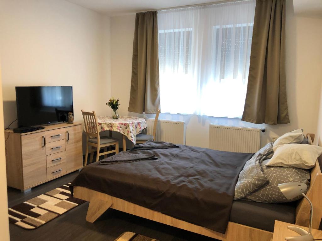 Łóżko lub łóżka w pokoju w obiekcie Lukács Vendégház