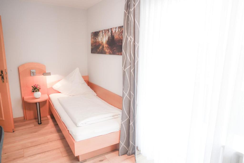 Postel nebo postele na pokoji v ubytování Hotel & Gasthof Wagner