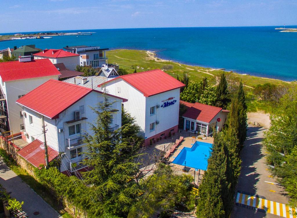 una vista aérea de una casa con piscina en Hotel Mys, en Sevastopol