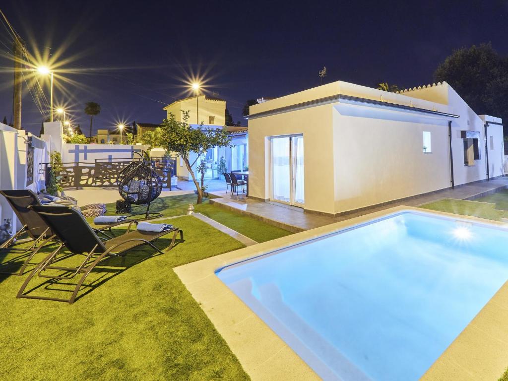 The swimming pool at or close to Cubo's Cozy & Modern Sol de Malaga