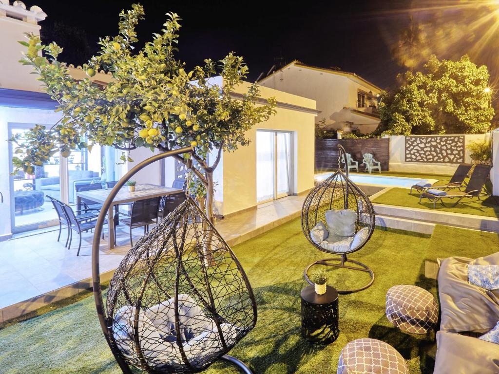 A garden outside Cubo's Cozy & Modern Sol de Malaga