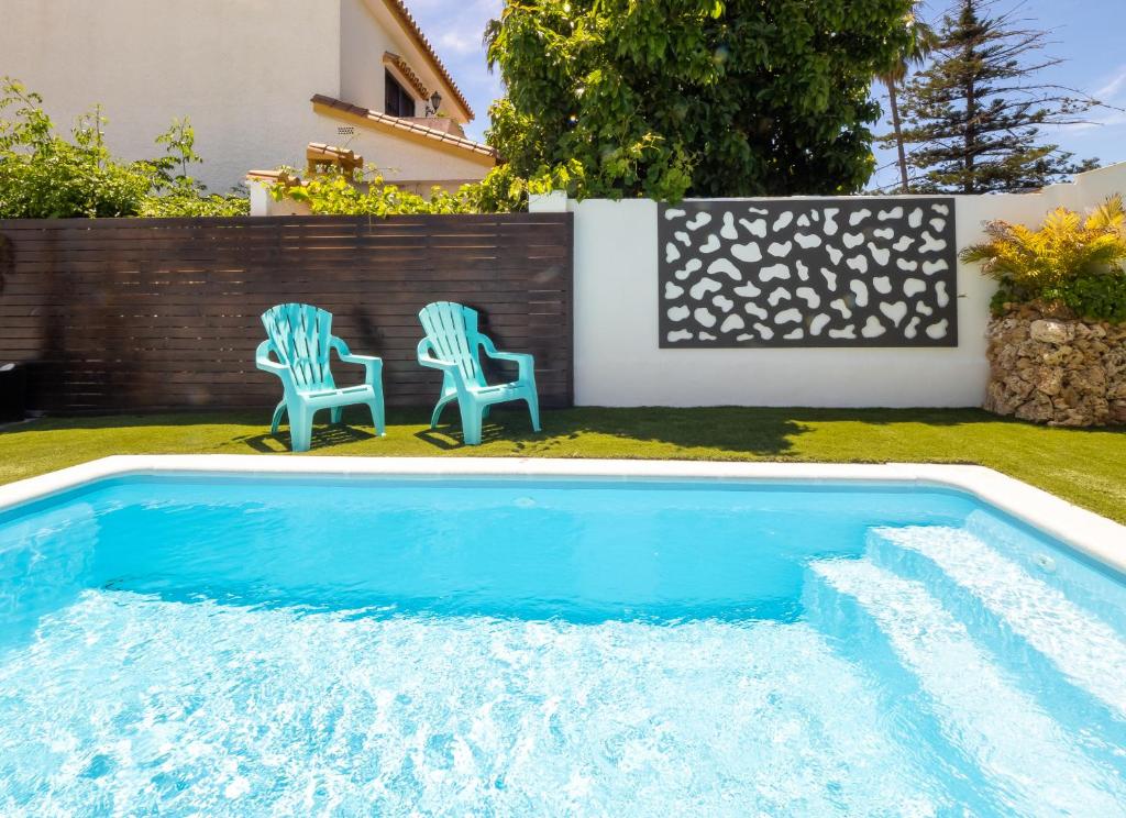 The swimming pool at or close to Cubo's Cozy & Modern Sol de Malaga